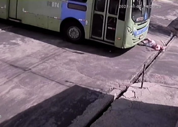 Ônibus passa por cima de motociclista em Teresina; Veja vídeo